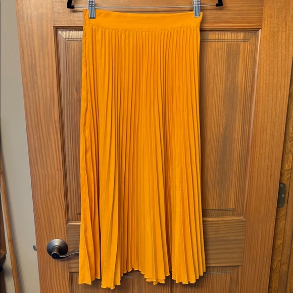 SHEIN Gold Pleated Midi Skirt - Picture 1 of 4
